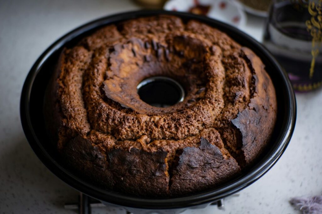 Receita de bolo de chocolate. (Foto de Onur Çeçen|disponível em pexels)